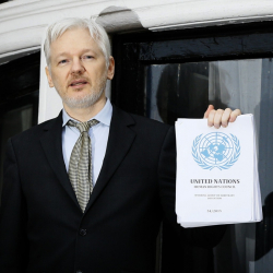 Основателят на Уикилийкс Джулиан Асандж говори от балкона на посолството на Еквадор в Лондон. Сн.: БТА