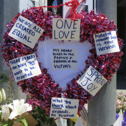 Венец във формата на сърце с позитивни послания в памет на двамата убити във влака. Сн.: БТА