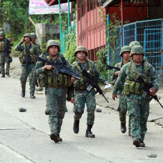 Части на филипинската армия прочистват от терористи град Марави. Сн.: БТА