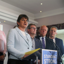 Лидерът на Демократическата Партия на юнионистите Арлийн Фостър говори на пресконференция в хотел ”Стормонт” в Белфаст. Сн.: БТА