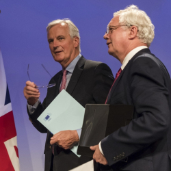 Мишел Барние (вляво) и Дейвид Дейвис след първия ден преговори за Брекзит. Сн.: БТА
