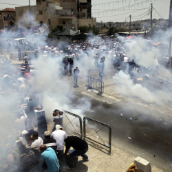 Израелската полиция използва сълзотворен газ срещу протестиращите палестинци в Ерусалим. Сн.: БТА