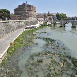 Видимо спаднало поради сушата е нивото на река Тибър в Рим. Сн.: БТА