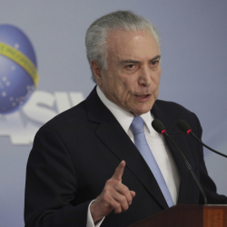 Мишел Темер коментира по телевизията успеха си в бразилския парламент. Сн.: Dir.bg