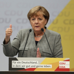 Канцлерът Ангела Меркел на предизборен митинг: Понякога е добре хората да слушат какво им се говори. Сн.: БТА