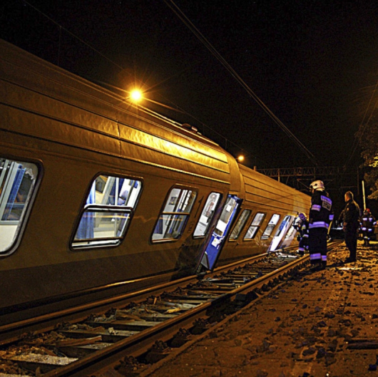 Седем от 11-те вагона на пътническия влак са дерайлирали при сблъсъка. Сн.: БТА