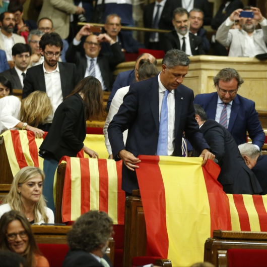Депутати от опозиционната Народна партия провесиха испанското знаме преди да напуснат парламента на Каталуния. Сн.: БТА