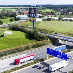 Гигантски билборд на Ангела Меркел на магистралата, пресичаща Хермсдорф в Източна Германия. Сн.: БТА