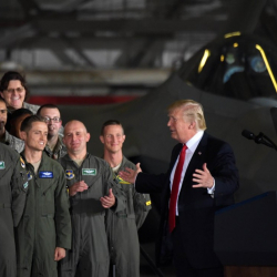Доналд Тръмп сред военни летци. Пентагонът представи вариантите за действие срещу Северна Корея. Сн.: БТА