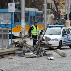 Пред месец май 2016 г. силна буря събори стълб до трамвайна спирка в София. Сн.: Bulphoto