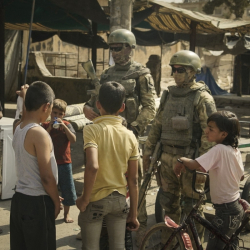Руски войници на пост, а край тях деца в Дейр аз Зур, Сирия. Сн.: БТА