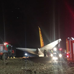 Самолет на ”Пегасус еърлайнс” излезе от пистата при кацане в Трабзон. Сн.: hurriyetdailynews.com