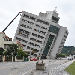 Сграда се наклони при земетресението в Тайван. Сн.: БТА