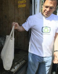 Министър Юлиян Попов дойде с торба с електронни отпадъци. Сн.: БГНЕС