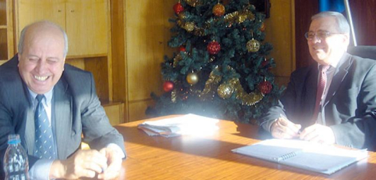 Председателят на ОбС Явор Тодоров и кметът Атанас Янев представиха документи за законността на най-новия търговски обект на площад “Свобода” - заведение “Баркод”