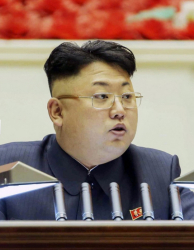 Прическата на Ким Чен-ун е определяна като много специфична. Сн.: EPA/БГНЕС
