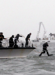 Спасителната операция за потъналия южнокорейски ферибот продължава. Сн.: EPA/БГНЕС