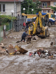 Разчистване след потопа във Варна. Сн.: БГНЕС