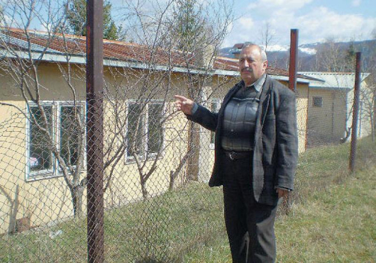 Борис Кметски показва заграбения му имот