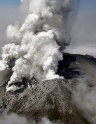 Вулканът Онтаке изригна в събота. Сн.: EPA/БГНЕС