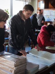 В Украйна ще гласуват до 8 часа вечерта, българско време. Сн.: EPA/БГНЕС