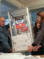Членове на избирателната комисия в Донецк изпразват урна с бюлетини. Сн.: EPA/БГНЕС