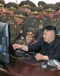 Ким Чен-ун пред компютъра. Интернет връзката в Северна Корея се срина за девет часа. Сн.: EPA/БГНЕС
