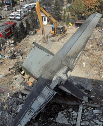Военнотранспортен самолет ”Херкулес” С-130 се разби в жилищен район в град Медан. Сн.: EPA/БГНЕС