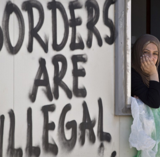 Границите са незаконни, смятат бежанците, блокирани в гръцкия лагер Идомени, на границата с Македония. Сн.: БТА