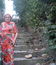 Леля Сийка на стълбището-убиец в центъра на Дупница