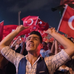 Привърженици на Ердоган на нощен митинг в Истанбул. Сн.: EPA/БГНЕС