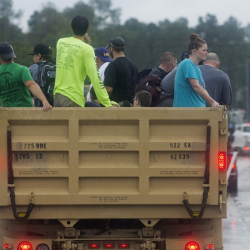 Камиони на Националната гвардия евакуират спасените от стихията в Луизиана. Сн.: БТА