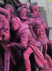 Паметникът на Съветската армия в София няколко пъти бе боядисван, което предизвика остра реакция от Русия. Сн.: БГНЕС 