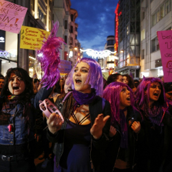 Хиляди бяха участниците в истанбулския ”Нощен поход” за правата на жените. Сн.: БТА