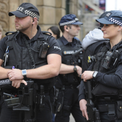 Британски полицаи охраняваха масова спортна проява в Манчестър вчера. Сн.: БТА