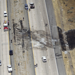 Мястото на магистрала в щата Юта, където се разби малък самолет. Сн.: БТА