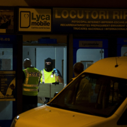Испанската полиция претърсва телефонен кол-център в гр. Рипол във връзка с атентатите. Сн.: БТА