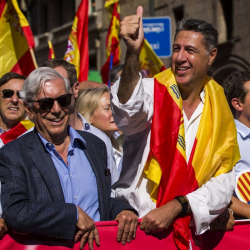 Нобеловият лауреат Марио Варгас Льоса до лидера на Народната партия в Каталуния Хавиер Гарсия Албиол на протест в Барселона. Сн.: БТА