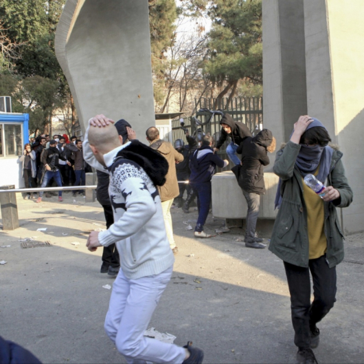 Студенти от Техеранския университет бягат от полицията по време на протестите, 30 декември 2017 г. Сн.: БТА