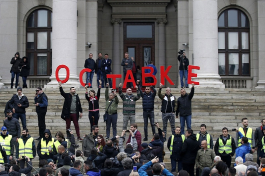 Снимка: AP/БТА. На снимката: Протестиращи пред парламента в Белград искат оставки 