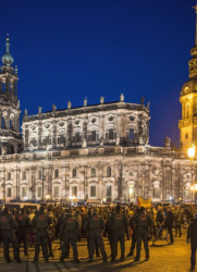 Около 11 000 души образуваха жива верига в Дрезнед. Сн.: EPA/БГНЕС
