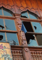 Протестиращи изпочупиха с камъни стъклата на Джумая джамия в петък. Сн.: БГНЕС