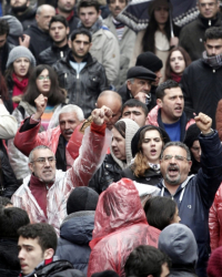 Хиляди турци излязоха по улиците и викаха: ”Правителсвото е убиец”. Сн.: EPA/БГНЕС