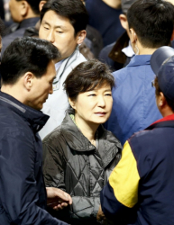 Президентът на Южна Корея Пак Гън-хе се срещна с близки на изчезналите. Сн.: EPA/БГНЕС