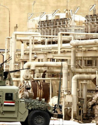 Архивна снимка от преди 3 години на нефтената рафинерия в Бейджи, Северен Ирак, която на 18 юни бе превзета от джихадистите. Сн.: EPA/БГНЕС