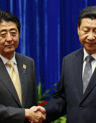 Шиндзо Абе и Си Цзинпин размениха хладно ръкостискане. Сн.: EPA/БГНЕС
