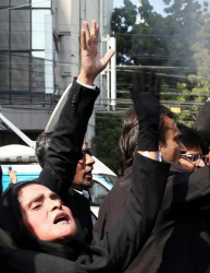Протестиращи пакистанци срещу ”Шарли ебдо”. Сн.: EPA/БГНЕС