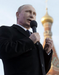 Реч на Владимир Путин, че Русия ще се справи с трудностите, екзалтира тълпата. Сн.: EPA/БГНЕС
