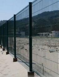 Металната ограда е разположена по дължината на плажната ивица. Сн.: Нова телевизия