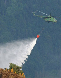 Военен хеликоптер Ми-17 помага в гасенето на пожара до село Лесово. Сн.: Авиационна база-Крумово